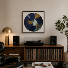 Charger l'image dans la galerie, [08/∞] – Affiche artistique encadrée | Art sur vinyle - mockup 2
