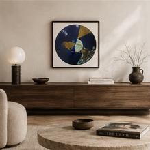 Charger l'image dans la galerie, [08/∞] – Affiche artistique encadrée | Art sur vinyle - mockup 3
